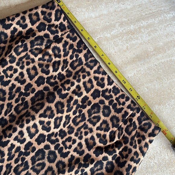 MICHAEL KORS leopard skirt, back slit, lined, exposed gold zipper in back. 16 - Picture 15 of 17
